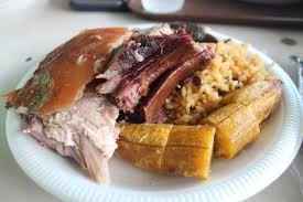 aca se ve el lechon, el arroz con gandules y los amarillitos.. que  es el platano macho ya madurito 