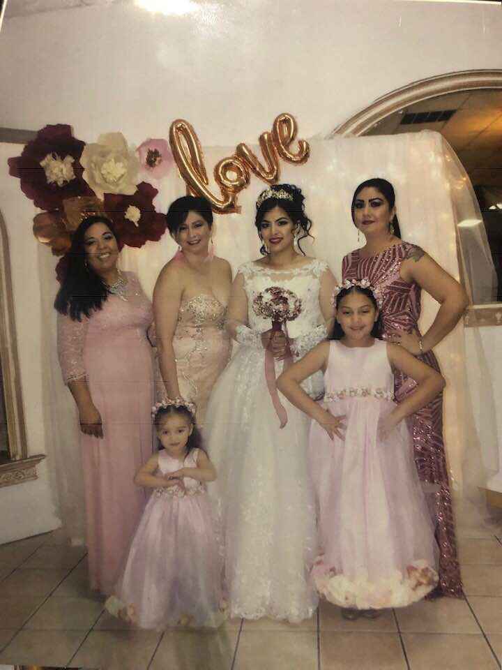 Fotito con mis damas en mi back drop - 1