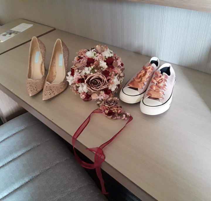 Mis tenis, zapatos, ramo y corsage de mamá - 1