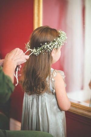 y las niñas una coronita de flores