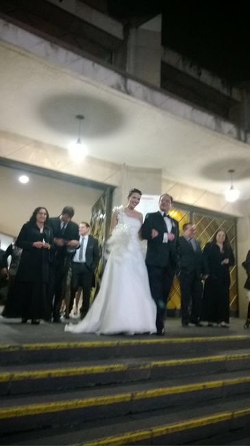 Los esposos saliendo de la iglesia 