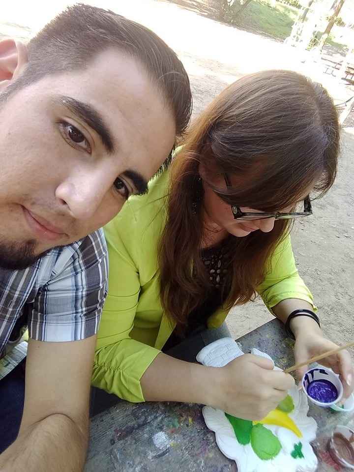 Ella pintando es feliz