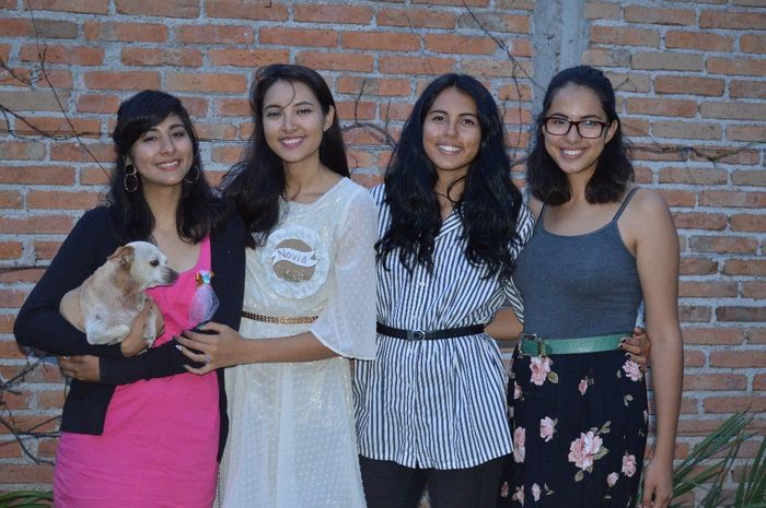 con mis hermanitas