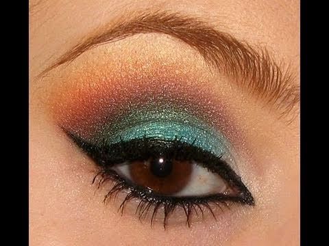 Maquillaje turquesa y naranja.