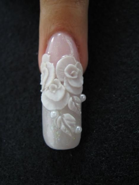 Uñas decoradas para la novia.