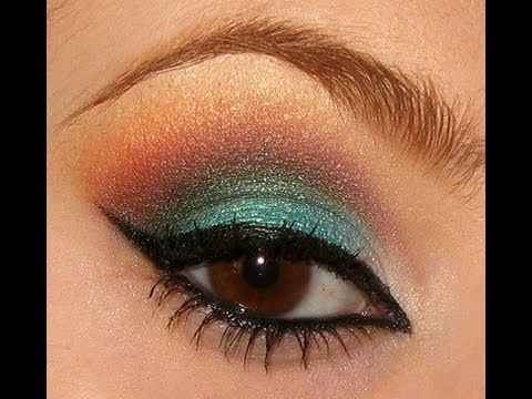 Maquillaje turquesa y naranja.