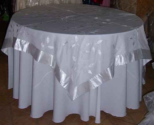 Mantel en color plata.