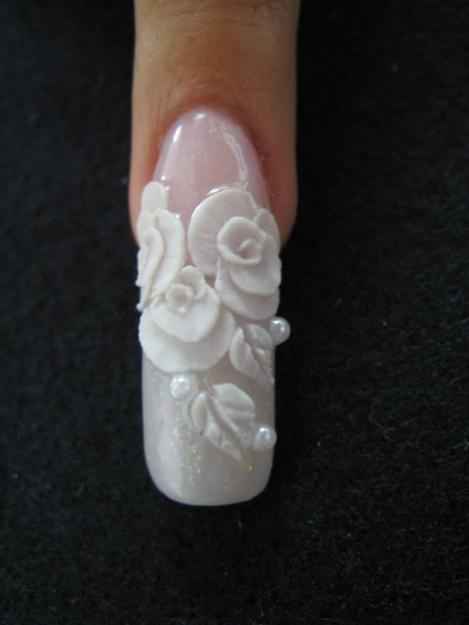 Uñas decoradas para la novia.