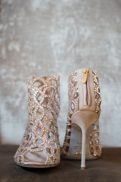Zapatos de novia con un toque de dorado 11