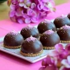 Postres cubiertos de chocolate para mesa de postres 3