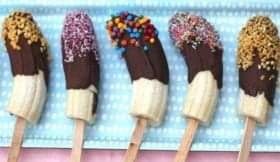 Postres cubiertos de chocolate para mesa de postres 7