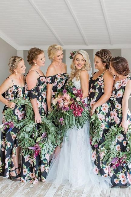 Damas con vestidos florales 2