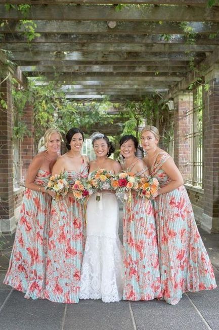 Damas con vestidos florales 10