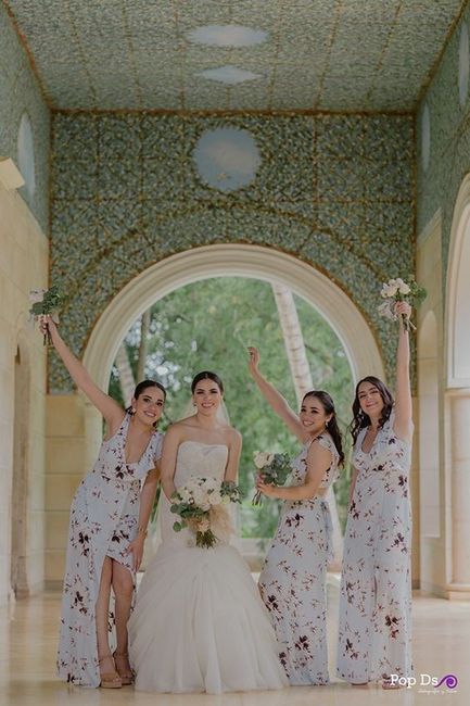 Damas con vestidos florales 11