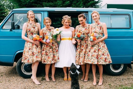 Damas con vestidos florales 12