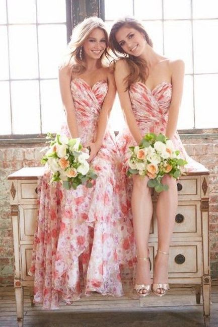 Damas con vestidos florales 13