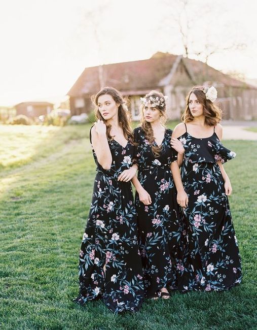 Damas con vestidos florales 16