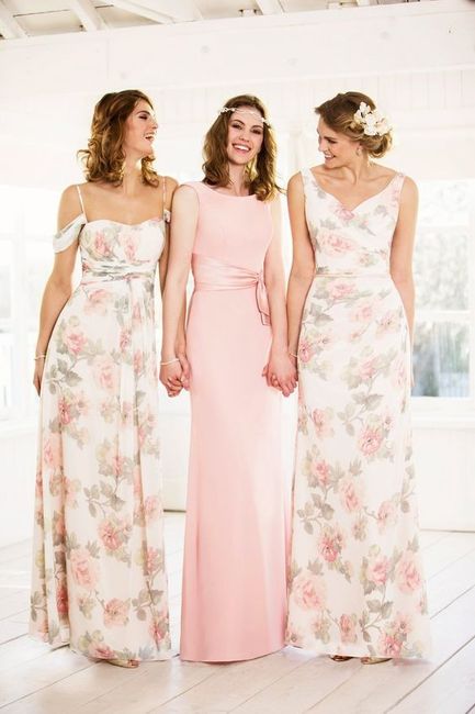 Damas con vestidos florales 17