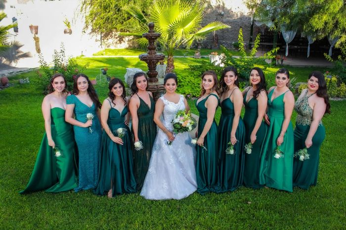 Vestidos iguales o al gusto de cada una. 1