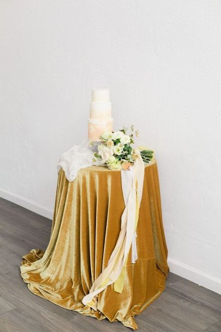 Colores: Detalles de terciopelo amarillo en tu boda 1