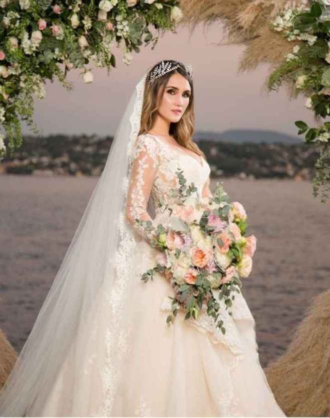 ¿Cuál de los 3 vestidos de Dulce María es tu favorito? - 1