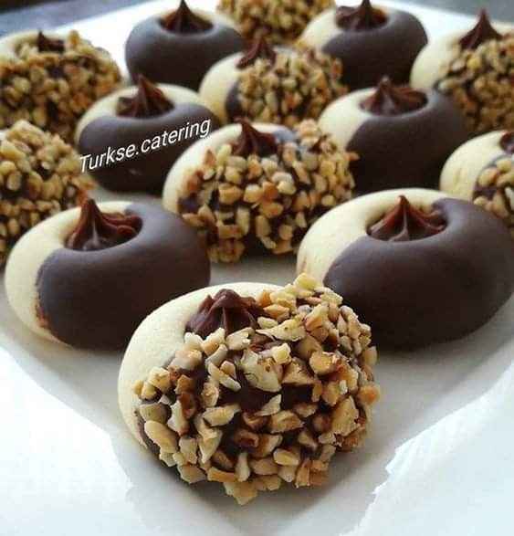 Postres cubiertos de chocolate para mesa de postres - 1