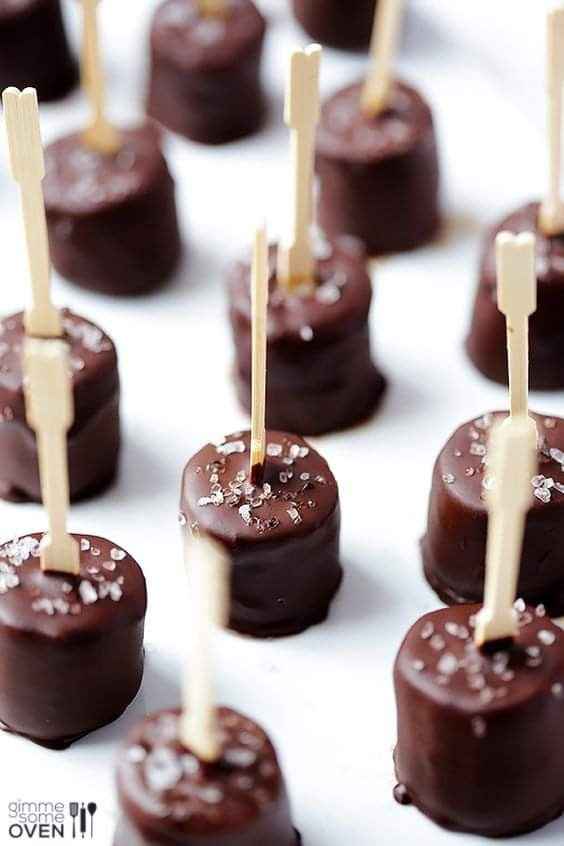 Postres cubiertos de chocolate para mesa de postres - 9