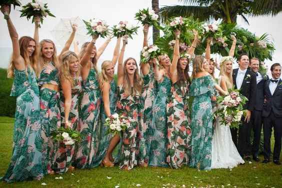 Damas con vestidos florales - 1