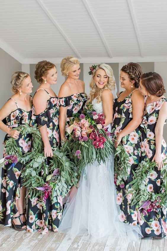 Damas con vestidos florales - 2