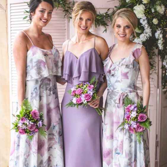 Damas con vestidos florales - 3