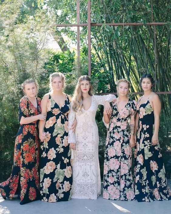 Damas con vestidos florales - 4