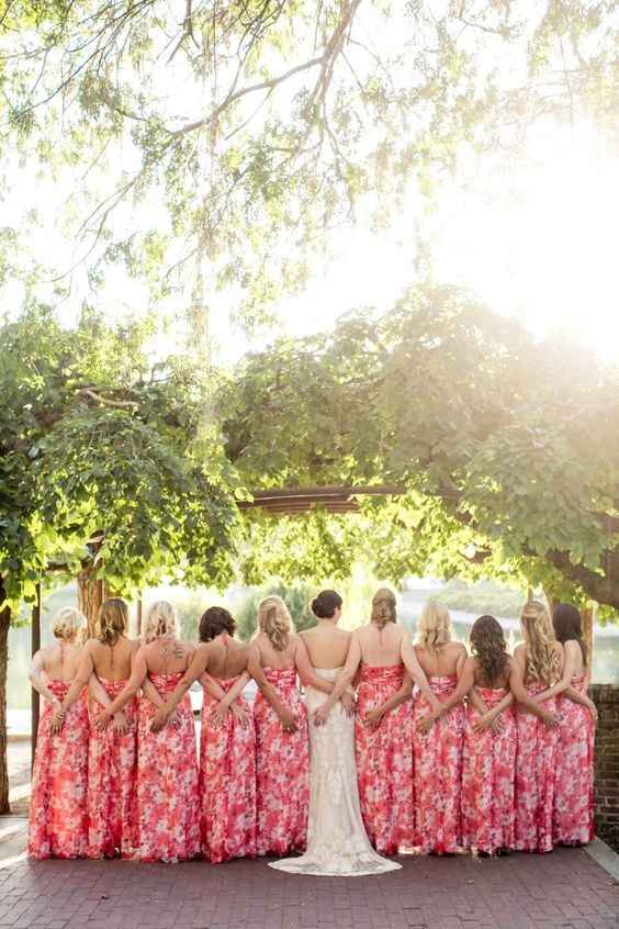 Damas con vestidos florales - 5