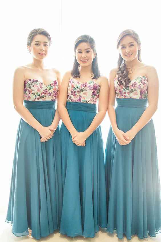 Damas con vestidos florales - 9