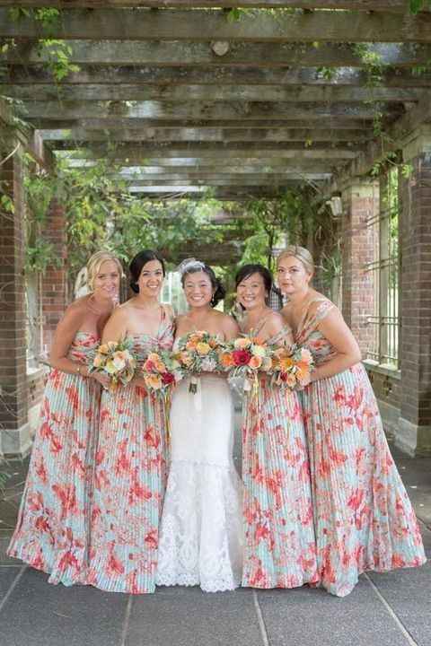 Damas con vestidos florales - 10