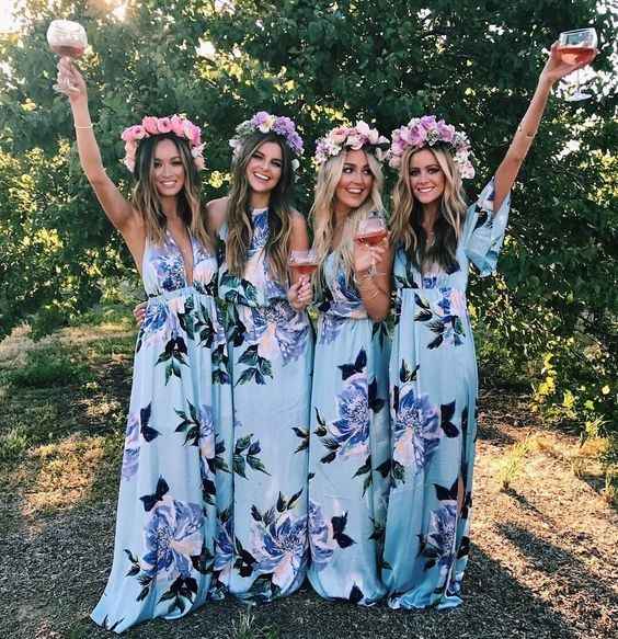 Damas con vestidos florales - 15