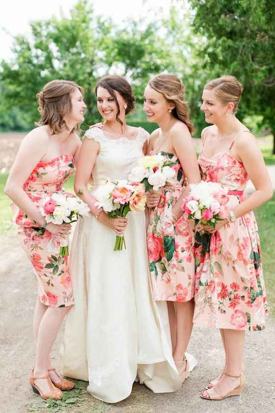 Damas con vestidos florales - 18