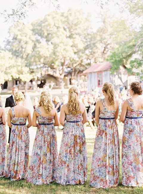 Damas con vestidos florales - 21