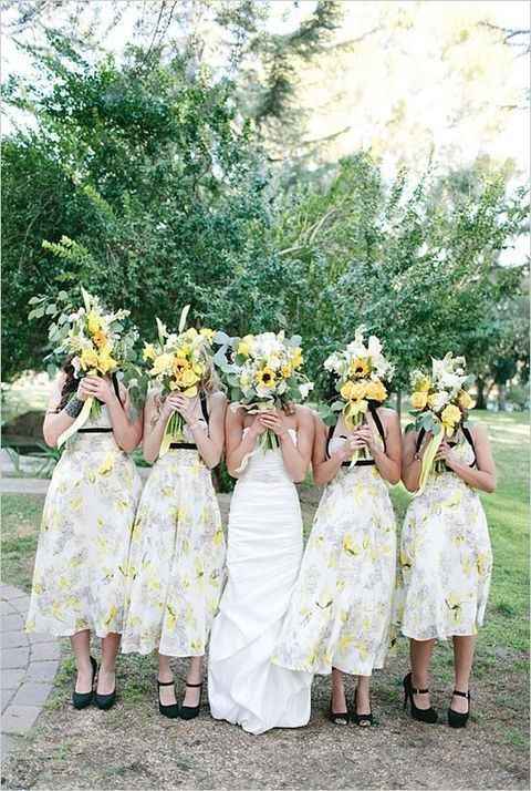 Damas con vestidos florales - 22