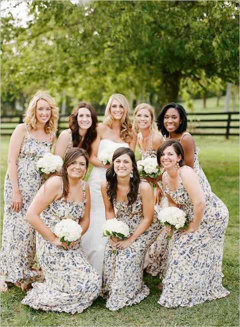 Damas con vestidos florales - 23