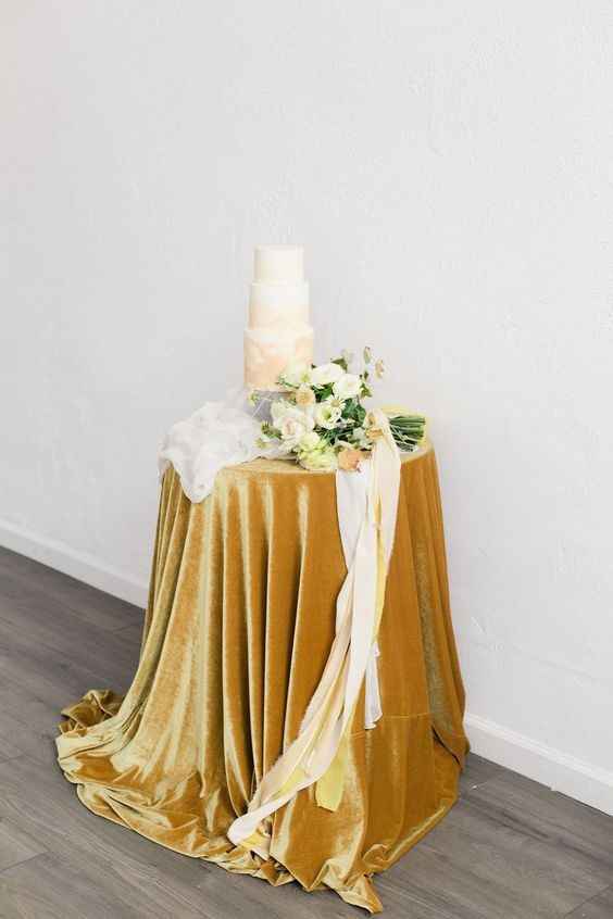 Colores: Detalles de terciopelo amarillo en tu boda - 1
