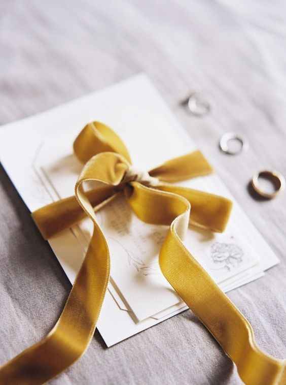 Colores: Detalles de terciopelo amarillo en tu boda - 3