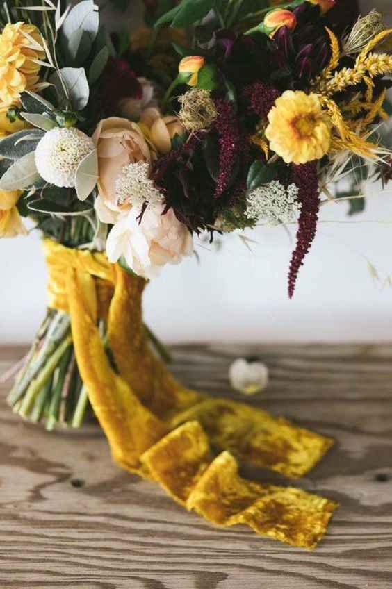 Colores: Detalles de terciopelo amarillo en tu boda - 4