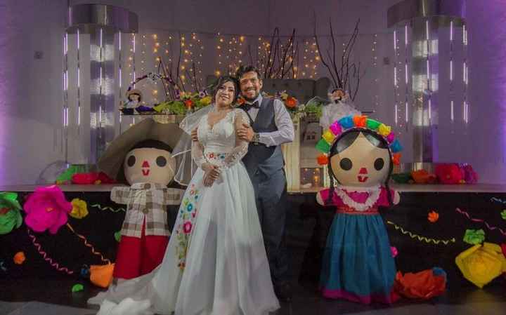 A un lado de nuestras piñatas