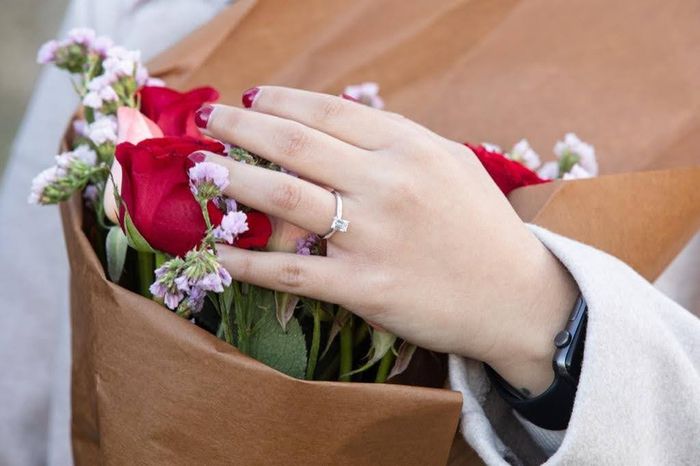 Post para enseñar tu hermoso anillo de compromiso jijiji 💍 13