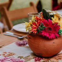 CENTRO DE MESA, SENCILLO DE GERBERAS