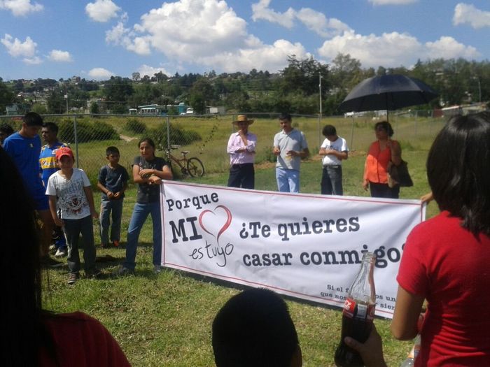 Tienen fotos de cuando les dieron el anillo de compromiso? - 2