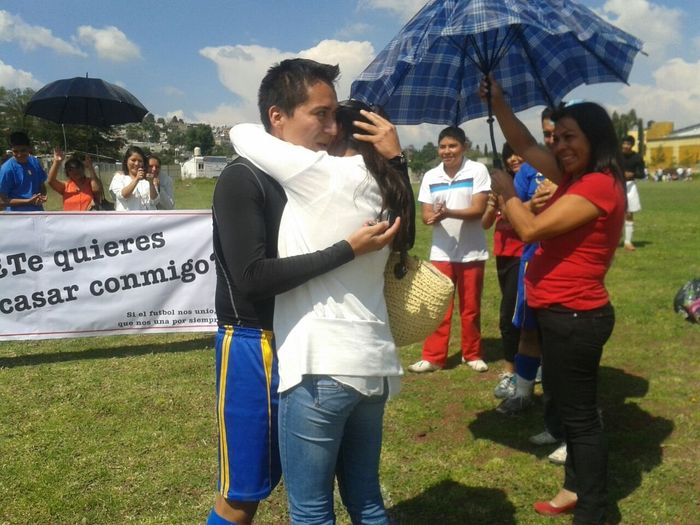 Tienen fotos de cuando les dieron el anillo de compromiso? - 3