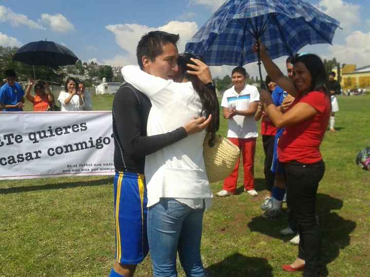 Tienen fotos de cuando les dieron el anillo de compromiso? - 3
