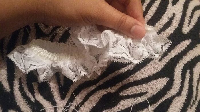 ya solo queda unir ambos extremos (tanto el encaje como el elástico)