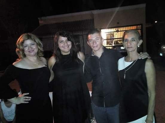 nosotros con nuestras mamis xD